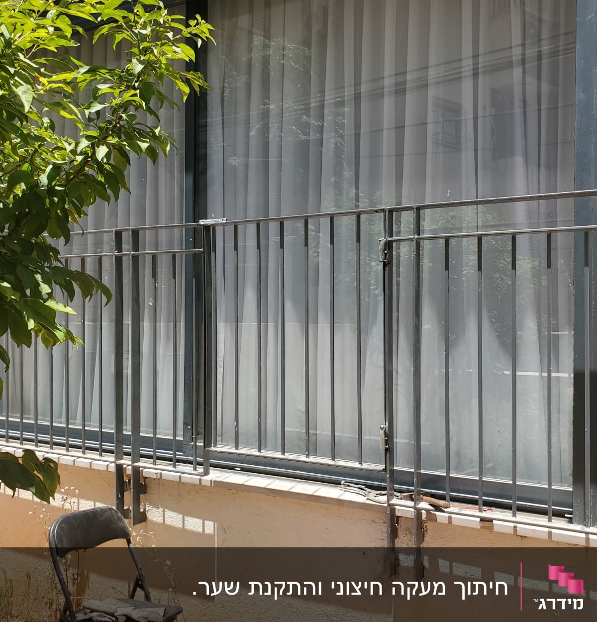 חלון גדול עם מסגרת מתכת וסורגים